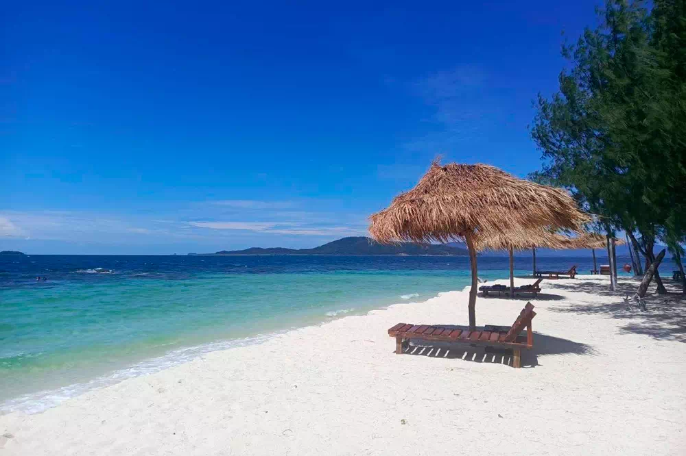 Koh Rap, snorkeling in clear water