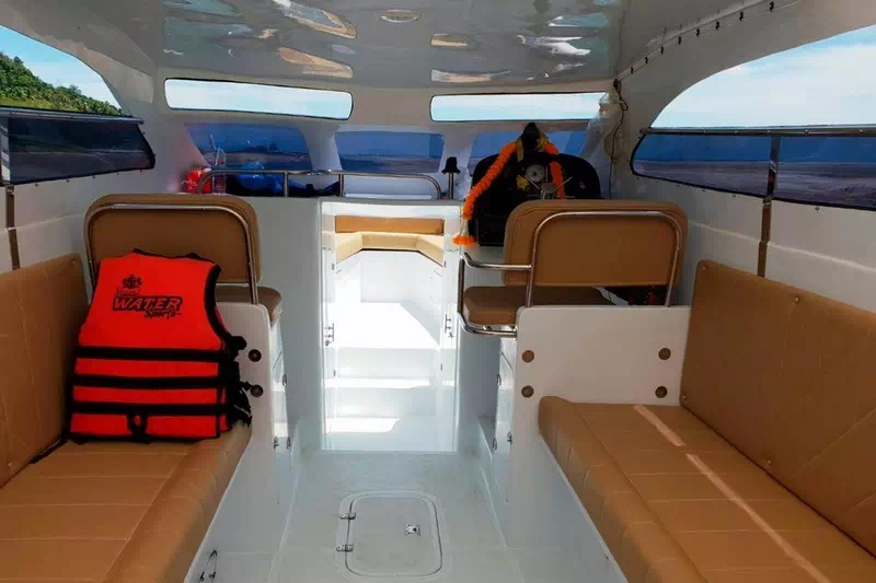 Sealux 38 speedboat with captain on Koh Samui